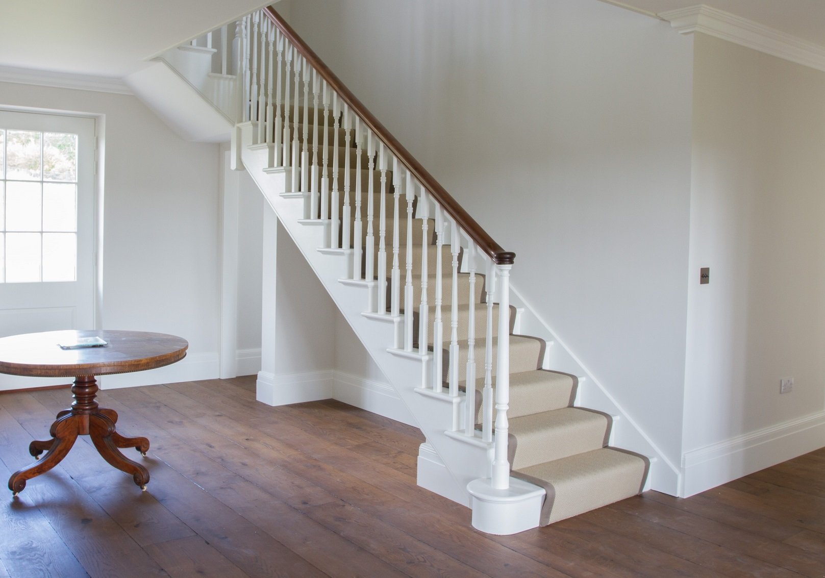 Quarter-turn concrete staircase with solid wood steps